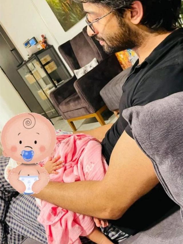 <span>Shaheer Sheikh cukur sendiri rambut putrinya yang baru dua bulan lahir. (Sumber: Instagram/ruchikaakapoor)</span>