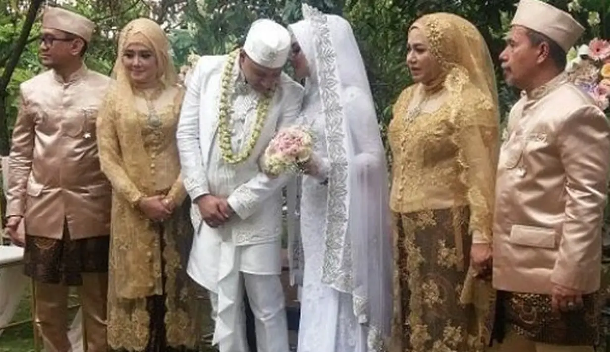 Tidak banyak undangan yang demi sakralnya acara. Acara berlangsung sederhana dan tertutup. Hanya keluarga dan sahabat dekat. Husein memberikan mas kawin perhiasan kalung dan gelang emas seberat 9,5 gram. (Instagram/wahyu_cdm93)