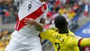 Penyerang Peru, Paolo Guerrero (kiri) berebut bola udara dengan bek Kolombia Cristian Zapata di pertandingan Copa America 2015 di Stadion Municipal Bicentenario, Chili, (22/6/2015). Peru bermain imbang 0-0 atas Kolombia. (REUTERS/Henry Romero) 