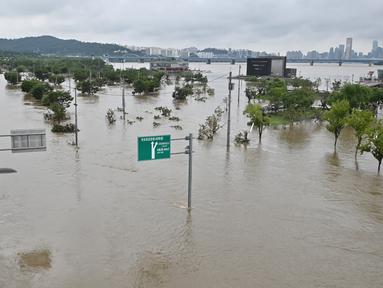 Sebuah taman di samping sungai Han terendam banjir menyusul hujan lebat di Seoul (11/8/2020). Musim hujan Korea Selatan, yang dimulai pada 24 Juni, menyamai rekor sebelumnya 49 hari yang ditetapkan pada 2013, kata Badan Meteorologi Korea. (AFP/Jung Yeon-je)