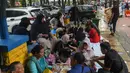 Meski diguyur hujan deras, sejumlah pengunjung tetap menyusuri area Kebun Binatang Ragunan, Jakarta. (merdeka.com/Arie Basuki)