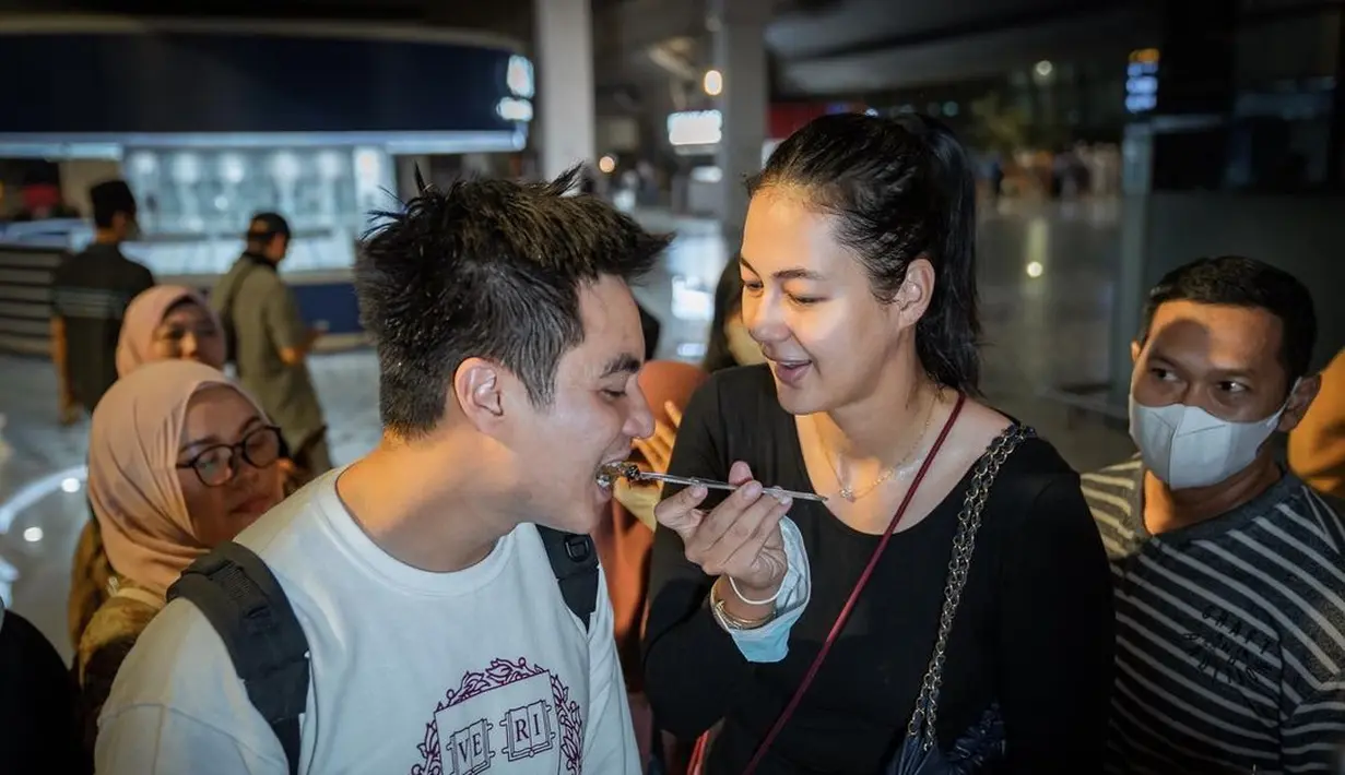 Paula Verhoeven memberikan potongan pertama kue ulang tahunnya untuk Baim Wong. (Foto: Instagram/ paula_verhoeven)