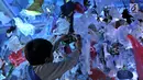 Seorang anak melihat instalasi sampah plastik di dalam 'perut' paus sperma yang mati di Wakatobi ketika Gerakan Indonesia Bersih di Bundaran HI, Jakarta, Minggu (28/4/2019).  Kegiatan itu bertujuan mengedukasi masyarakat akan bahaya pencemaran sampah plastik di laut. (merdeka.com/Iqbal S. Nugroho)