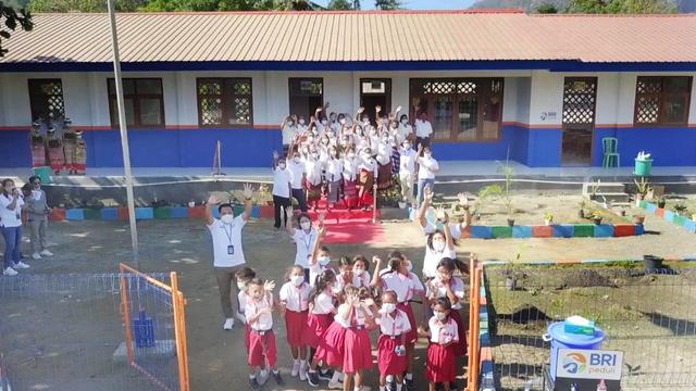 BRI merenovasi SD Negeri Fatukmetan di Kelurahan Kenebibi, Kecamatan Kakuluk Mesak, Atambua NTT. BRI berperan aktif peningkatan kualitas pendidikan Indonesia lewat renovasi sekolah.