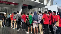 Suporter Timnas Indonesia antre&nbsp;untuk masuk ke area stadion demi menyaksikan laga semifinal Piala AFF 2022 yang mempertemukan Indonesia dengan Vietnam di Stadion Utama Gelora Bung Karno (SUGBK) Jakarta, Jumat (6/1/2023). (Liputan6.com/Melinda Indrasari)