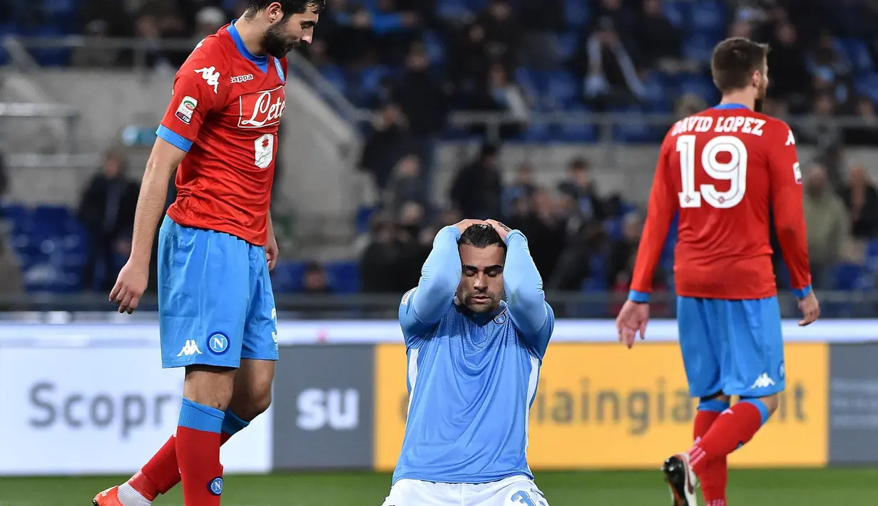 Ekspresi kekecewaan pemain Lazio, Mauricio (tengah), setelah gagal memanfaatkan peluang di depan gawang Napoli dalam lanjutan Serie A Italia di Stadion Olimpico, Roma, Kamis (4/2/2016) dini hari WIB. (EPA/Ettore Ferrari)