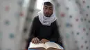 Seorang Muslim membaca Alquran saat Itikaf di masjid di Kabul, Afghanistan, Selasa (4/5/2021). Selama sepuluh hari terakhir Ramadhan, umat Muslim melakukan Itikaf dengan berzikir, berdoa dan sholat sunnah untuk menantikan malam Lailatul Qadar. (AP Photo/Rahmat Gul)