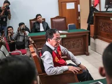 Terdakwa kasus dugaan penghilangan barang bukti pengaturan skor, Joko Driyono menjalani sidang putusan di PN Jakarta Selatan, Selasa (23/7/2019). Joko Driyono dinyatakan bersalah atas perkara pengrusakan barang bukti dengan vonis hukuman 1 tahun 6 bulan penjara. (Liputan6.com/Faizal Fanani)