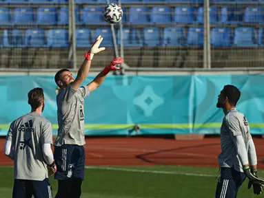 Kiper timnas Spanyol David De Gea, Unai Simon dan Robert Sanchez menghadiri sesi Latihan di Stadion Petrovsky di Saint Petersburg, Rabu (30/6/2021). Pertandingan antara Swiss vs Spanyol di babak perempat final Euro 2020 akan digelar Jumat, 02 Juli 2021 pukul 23.00 WIB. (Kirill KUDRYAVTSEV/AFP)