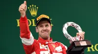 Pebalap tim Ferrari, Sebastian Vettel finis di posisi ketiga. Vettel tercecer hingga 2,9 detik dari Hamilton (AFP PHOTO/GOH CHAI HIN)