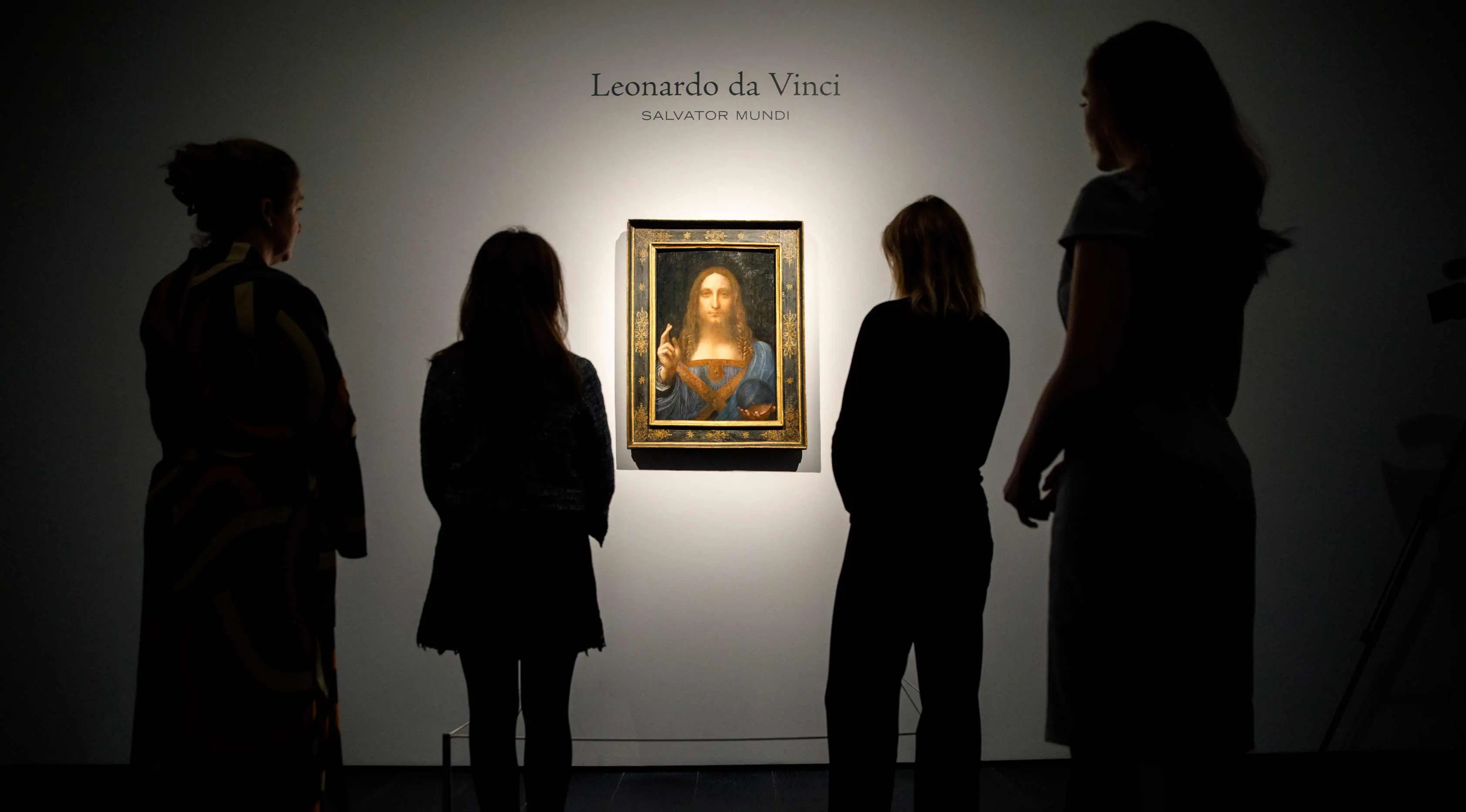 Pekerja melihat lukisan mahakarya Leonardo da Vinci berjudul 'Salvator Mundi' di rumah lelang Christie di London, Inggris (22/10). Lukisan ini akan di jual pada tanggal 15 November 2017 di Christie's New York. (AFP Photo/Tolga Akmen)