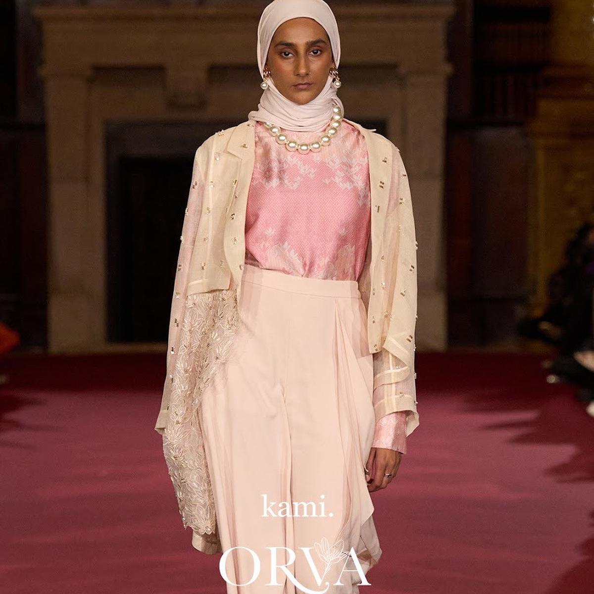 10 Potret Koleksi Orva dari KAMI di London Fashion Week, Bergaya London Chic dengan Sentuhan Indonesia