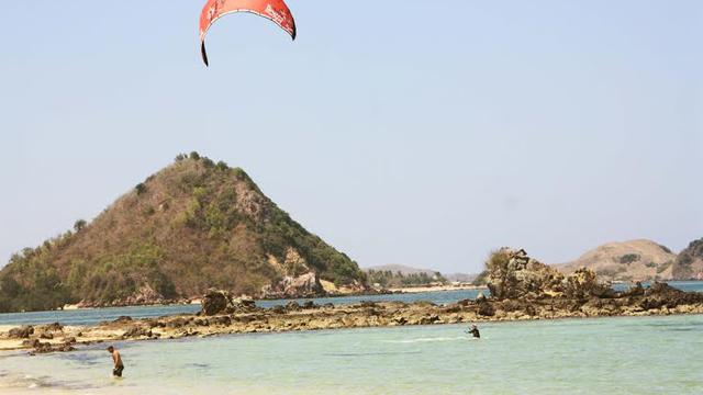 Meresahkan Wisatawan Pedagang Asongan Di Pantai Kuta