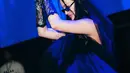 Mengenakan veil dan kacamata hitam, Erika Carlina tampil bak pengantin nyentrik dan gothic [@eri.carl]