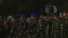 Beberapa orang gabungan TNI dengan Polisi berbaris rapih membawa trofi Piala Jenderal Sudirman sebelum laga final antara Semen Padang vs Mitra Kukar, Minggu (24/1/2016)