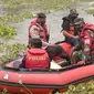 Petugas gabungan mencari korban perahu yang terbalik di Bengawan Solo Tuban. (Ahmad Adirin/Liputan6.com)