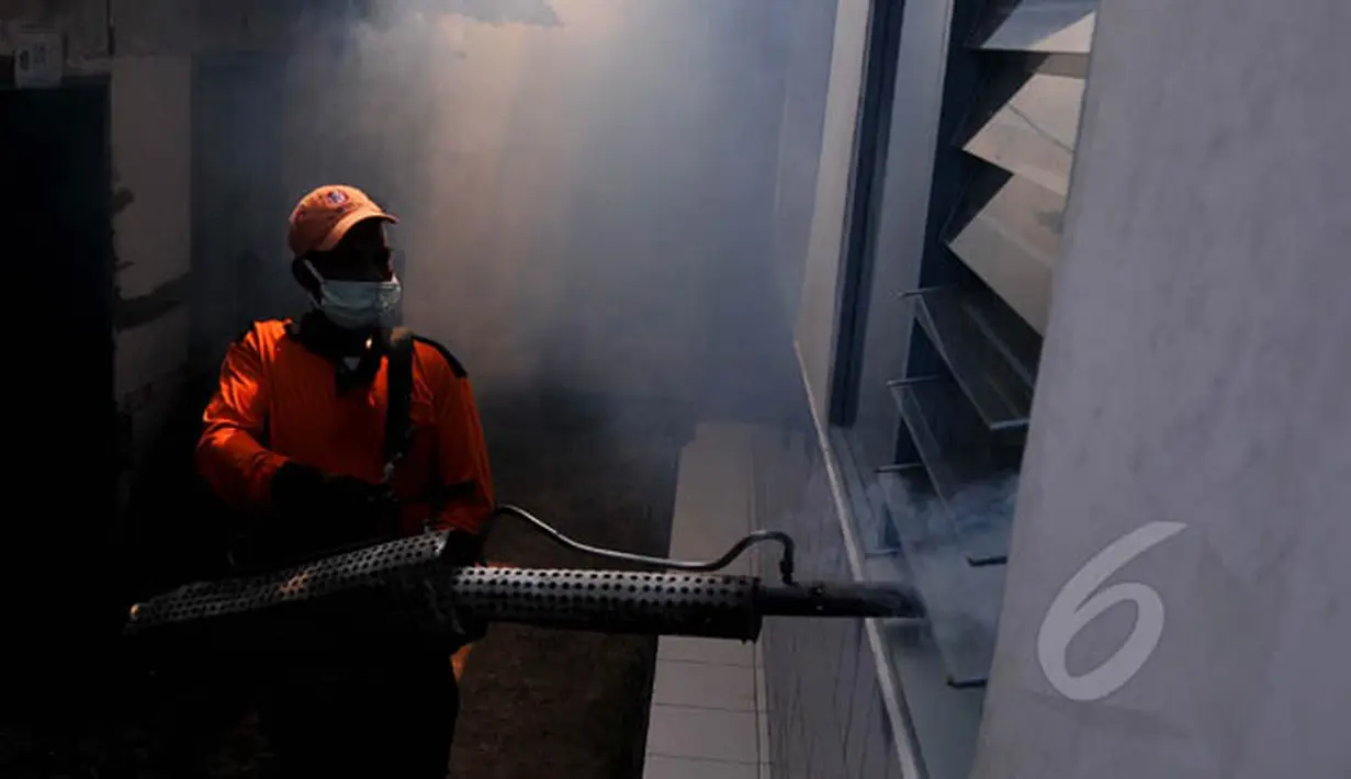 Petugas melakukan pengasapan (fogging) untuk membasmi nyamuk aedes aegypti di kawasan Kebayoran Lama, Grogol Selatan, Jakata, Kamis (18/2). Pengasapan yang dilakukan untuk pencegahan terjadinya demam berdarah (DBD). (Liputan6.com/Johan Tallo)