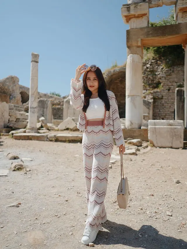 Potret OOTD Prilly Latuconsina Saat Liburan ke Turki, Tampil Fashionable dengan Outfit yang Affordable