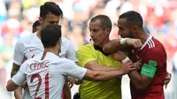 Wasit Mark Geiger saat laga Portugal vs Maroko di penyisihan Grup B Piala Dunia 2018, Rabu (20/6/2018). (AFP/Fransico Leong)