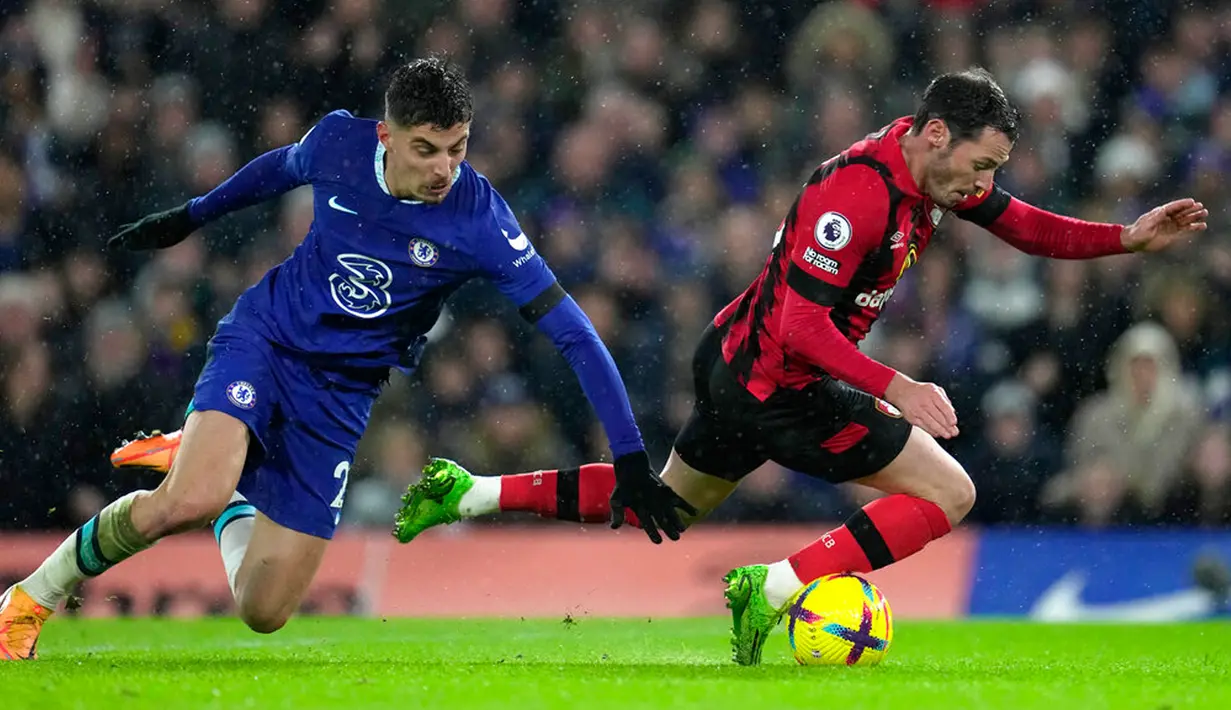 Pemain Chelsea Kai Havertz (kiri) berduel memperebutkan bola dengan pemain Bournemouth Adam Smith pada pertandingan sepak bola Liga Inggris di Stadion Stamford Bridge, London, Inggris, 27 Desember 2022. Chelsea mengalahkan Bournemouth dengan skor 2-0. (AP Photo/Kin Cheung)