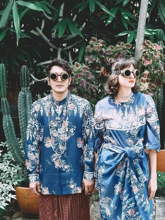 Kembali berpose bareng sang suami, begini gaya fashionable Nadine Chandrawinata pakai dress batik warna biru. (Instagram/nadinelist).