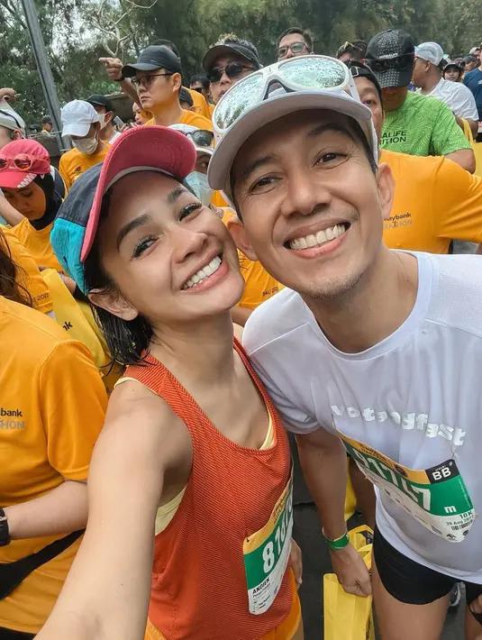 Melansir dari berbagai sumber, Bali Marathon 2022 yang diikuti Andien dihelat di Gianyar Bali, Minggu (28/10/2022). Ajang ini memfiturkan tiga kategori yakni full marathon (42,195 km), 21,1 km, dan 10 km. Andien menempuh jarak 10 km dengan kaus tanpa lengan warna sedelinggam yang dipadukan dengan celana pendek kuning tua plus topi. Ipey pakai kaus putih dan celana pendek hitam. (Foto: Dok. Instagram @andienaisyah)
