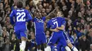 Para pemain Chelsea merayakan gol yang dicetak N'Golo Kante ke gawang Manchester United pada laga perempat final Piala FA di Stadion Stamford Bridge, Inggris, Senin (13/3/2017). Chelsea menang 1-0 atas Manchester United. (EPA/Gerry Penny)
