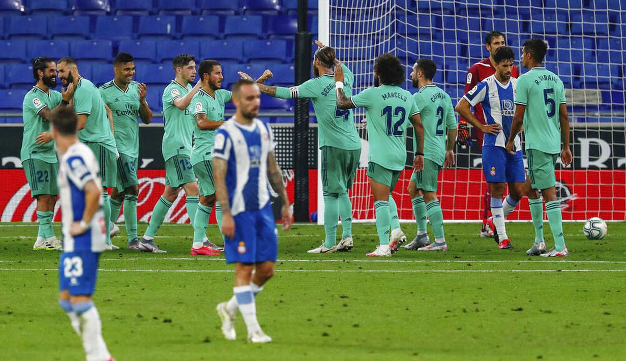 Para pemain Real Madrid merayakan gol yang dicetak oleh Casemiro ke gawang Espanyol pada laga La Liga di Stadion Cornella-El Prat, Minggu (28/6/2020). Real Madrid menang 1-0 atas Espanyol. (AP/Joan Monfort)