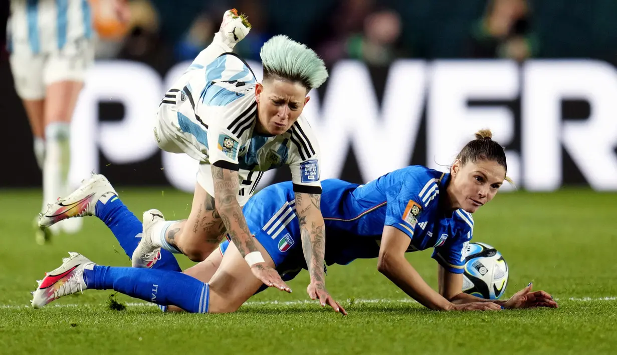 <p>Pemain Timnas Wanita Argentina, Yamila Rodriguez (kiri) berebut bola dengan pemain Timnas Wanita Italia, Cecilia Salvai pada laga Grup G Piala Dunia Wanita 2023 di Eden Park, Auckland, New Zealand,&nbsp;24 Juli 2023. (AP Photo/Abbie Parr)</p>