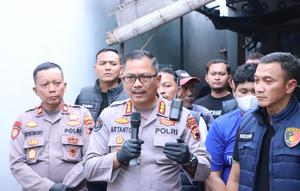 Kabid Humas Polda Jateng, Kombes Pol. Artanto dan Dirreskrimum Polda Jawa Tengah, Kombes Pol. Dwi Subagyo menggali informasi dari tetangga rumah pelaku. (Liputan6.com/Arief Pramono)