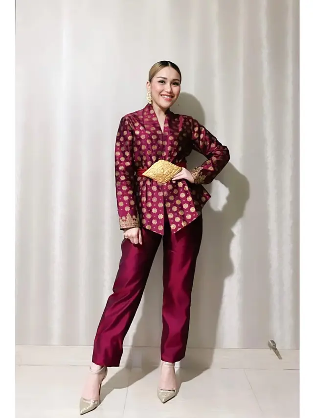 Potret Ayu Ting Ting Pakai Batik