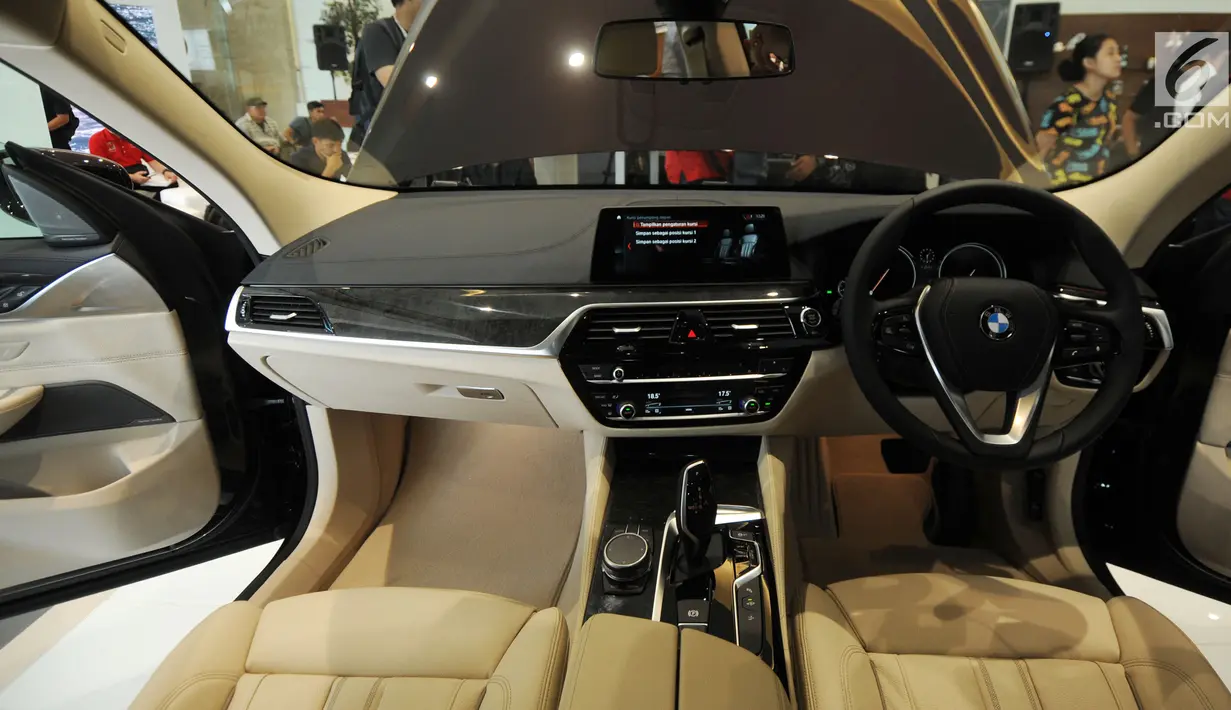 Interior dan panel dalam mobil BMW Seri 6 Gran Turismo (GT) di Jakarta, Selasa (24/7). BMW Seri 6 Gran Turismo (GT) dan Seri 5 Touring dijual dengan jumlah terbatas di Indonesia. (Merdeka.com/Dwi Narwoko)