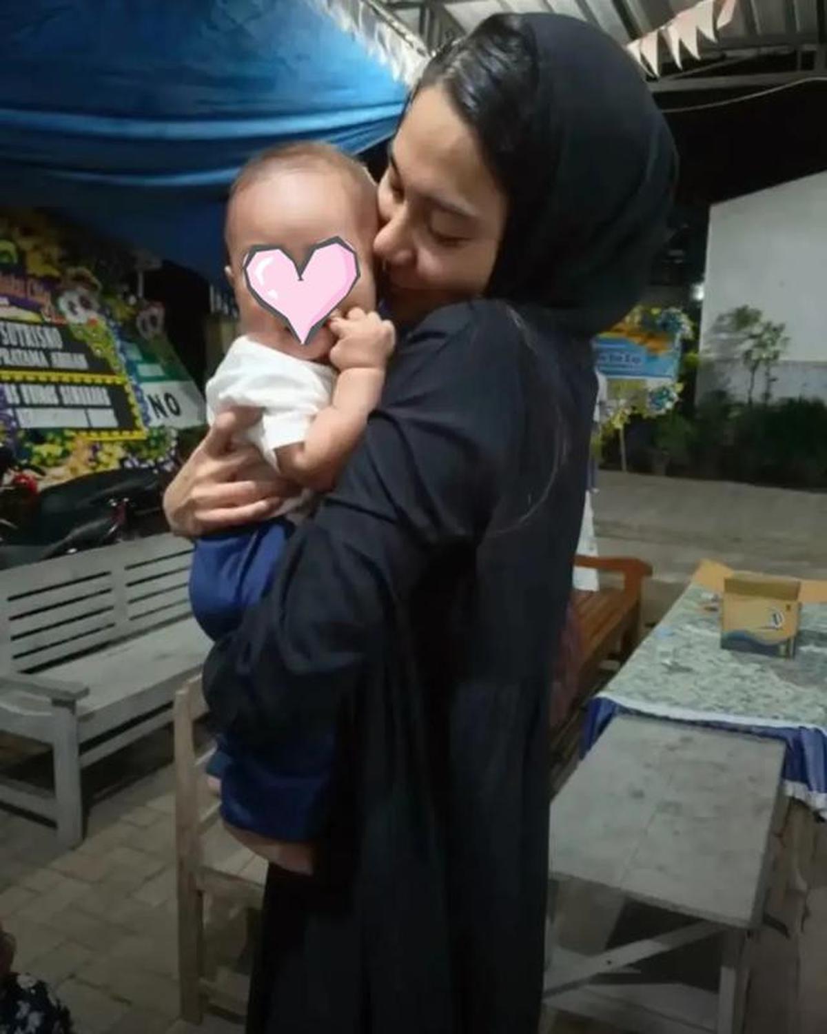 6 Potret Azizah Salsha Berbusana Serba Hitam saat Ziarah, Bertemu Pratama Arhan