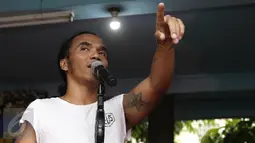 Mini Showcase perayaan HUT Kaka Slank di Potlot, Jakarta Selatan, Jumat (10/3). Masuk diumur 43 Tahun Kaka Slank ajak para Slankers berkumpul bernyanyi bersama di Markas Slank tersebut. (Liputan6.com/Herman Zakharia)