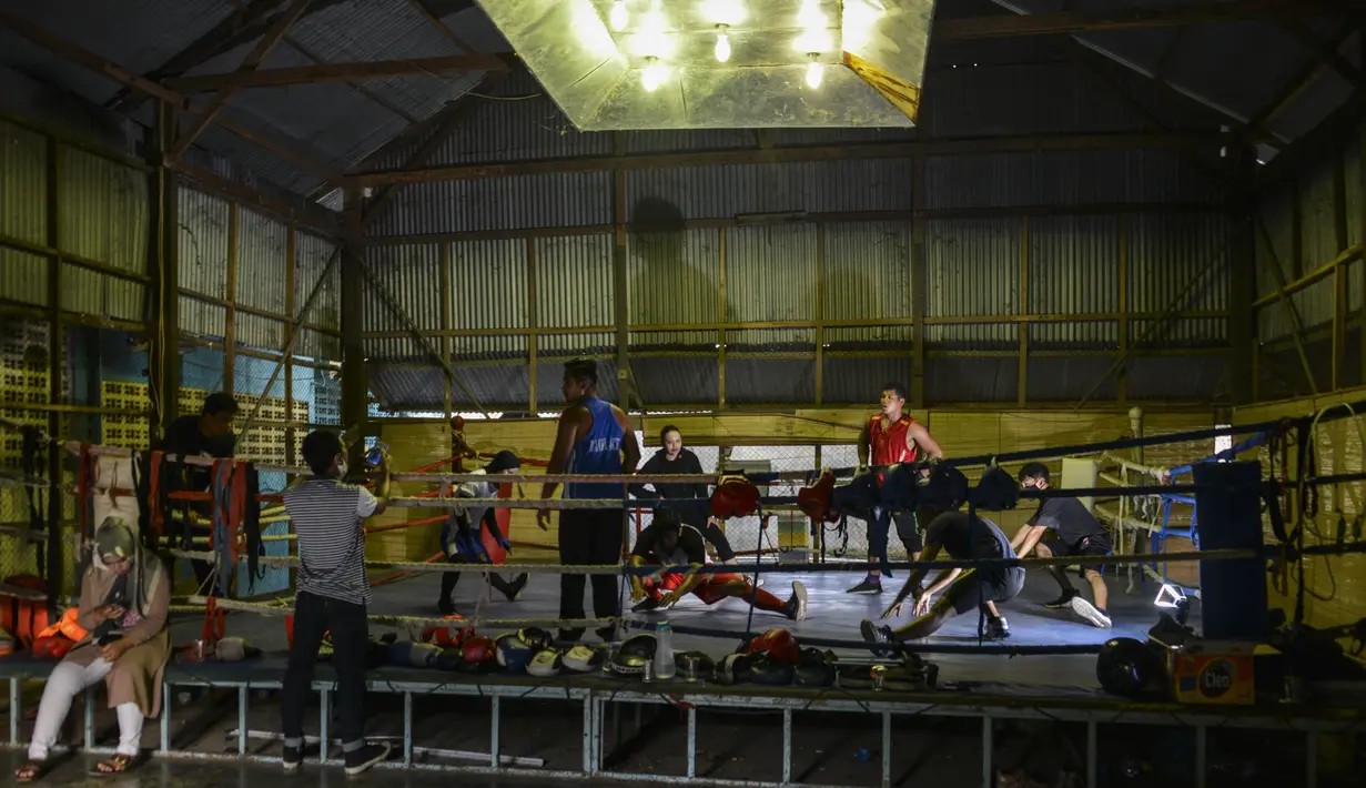 Para petinju melakukan peregangan setelah mengikuti sesi latihan di sebuah pusat olahraga di Banda Aceh (24/8/2020). (AFP Photo/Chaideer Mahyuddin)