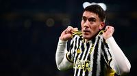 Pemain Juventus Dusan Vlahovic melakukan selebrasi usai mencetak gol ke gawang Juventus pada pertandingan sepak bola Serie A Liga Italia di Allianz Stadium, Turin, Italia, Minggu (26/11/2023). (MARCO BERTORELLO/AFP)