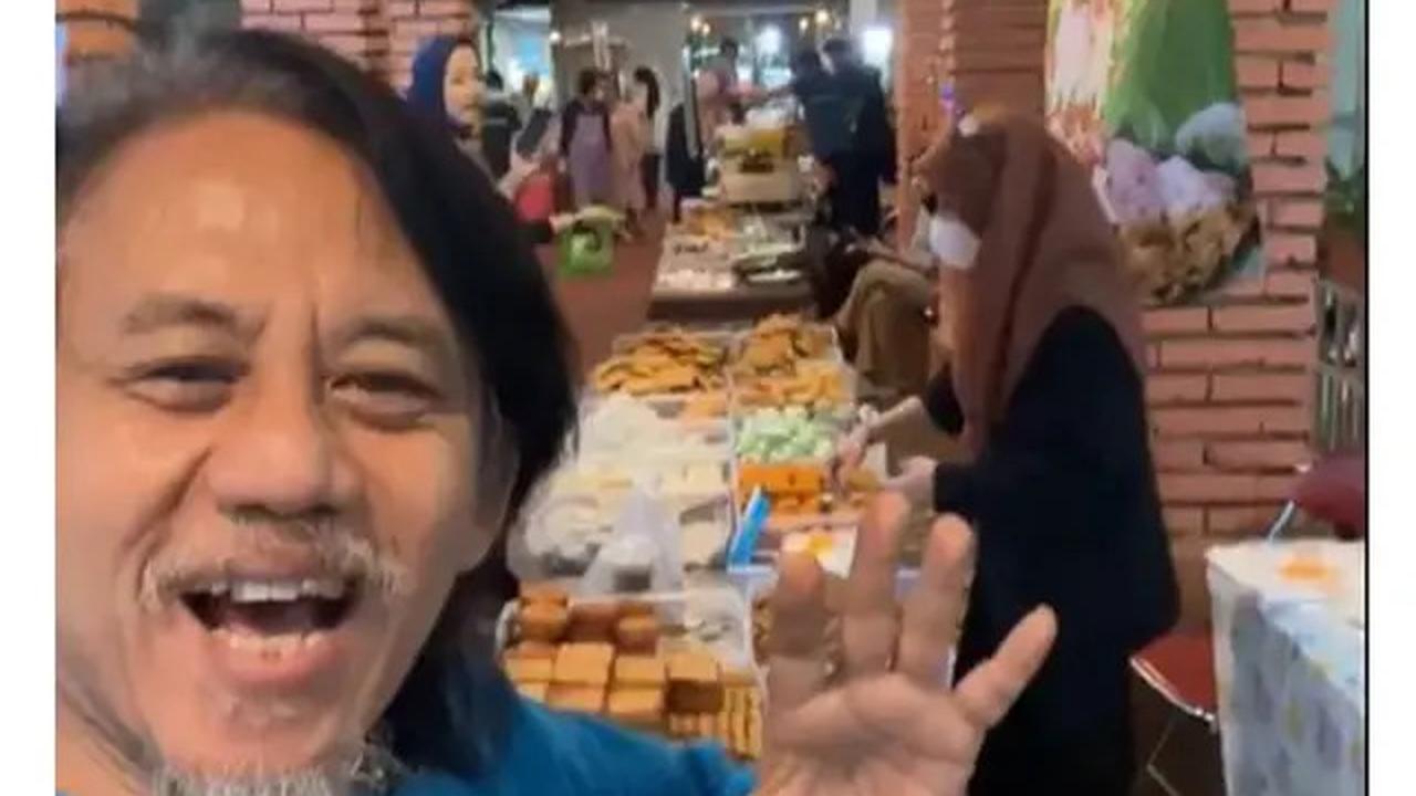 6 Potret Epy Kusnandar dan Istri Jual Takjil di Bazar Ramadhan, Raup Jutaan Rupiah