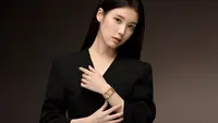 IU Resmi Jadi Global Ambassador Jaeger-LeCoultre dengan Gaya Formal Elegan