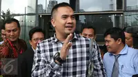 Pedangdut Saipul Jamil usai menjalani pemeriksaan di Gedung KPK, Jakarta, Jumat (7/4) Bang Ipul dipanggil untuk diperiksa sebagai ‎tersangka suap kepada mantan Panitera Pengadilan Negeri Jakarta Utara, Rohadi. (Liputan6.com/Helmi Afandi)