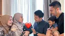 Dekat sejak masih sama-sama lajang, Dhini Aminarti tentunya sedikit banyak tahu tentang kehidupan Vebby Palwinta. Bahkan kabarnya, Dhini yang menjadi mak comblang antara Vebby Palwinta dan Razi Bawazier. Belasan tahun bersahabat, netizen berharap persahabatan dua bintang sinetron Indonesia ini langgeng hingga anak-anak mereka kelak. Adem dan penuh kebahagiaan, banyak netizen yang salut dengan dua keluarga ini. (Liputan6.com/IG/@dhiniaminarti)