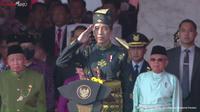 Presiden Joko Widodo (Jokowi) memimpin Upacari Hari Lahir Pancasila di Lapangan Monumen Nasional (Monas) Jakarta, Kamis (1/6/2023). Jokowi tampak mengenakan baju adat dari Kesultanan Deli. (Tangkapan layar YouTube Sekretariat Presiden)