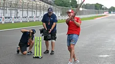 Pembalap Gasgas Factory Racing Tech3 asal Spanyol, Pol Espargaro, bermain kriket di lintasan menjelang Grand Prix MotoGP India di Sirkuit Internasional Buddh, Greater Noida, pinggiran New Delhi, pada 21 September 2023. (Money SHARMA/AFP)