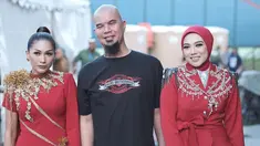 Tata Janeeta membagikan potret kebersamaannya dengan Ahmad Dhani dan rekan duetnya di Mahadewi, Purie Andriani. Sontak, penampilan baru Purie yang kini berhijab langsung mencuri atensi publik. Obati rasa rindu penggemar, keduanya tampil kompak membawakan lagu-lagu hits mereka. (Liputan6.com/IG/@tatajaneetaofficial)