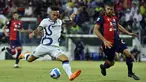 Pemain Inter Milan Lautaro Martinez (kiri) menendang bola untuk mencetak gol ke gawang Cagliari pada pertandingan sepak bola Liga Italia di Sardegna Arena, Cagliari, Italia, 15 Mei 2022. Inter Milan menang 3-1. (Alberto PIZZOLI/AFP)