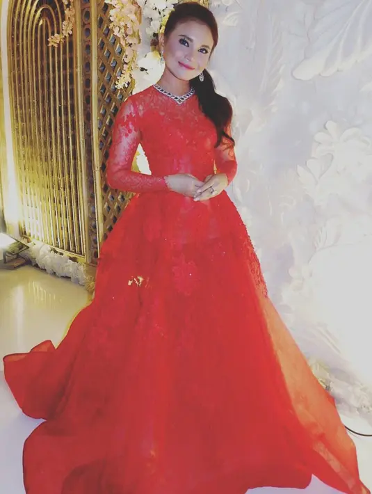 Memakai gaun merah merupakan pilihan yang tepat bagi Rossa. Wajahnya yang cantik semakin terlihat merona. Apalagi dengan riasannya, Rossa makin cantik dengan lipstick berwarna merah di bibirnya. (Instagram/itsrossa910)