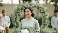 Model Baju Bridesmaid Melayu Rok Songket (Image by Gemini AI)