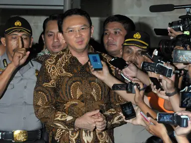 Gubernur DKI Jakarta Basuki Tjahaja Purnama (Ahok) usai menjalani pemeriksaan selama 12 jam di Gedung KPK, Jakarta, Selasa (12/4). Ahok dimintai keterangan terkait kasus dugaan korupsi pengadaan lahan RS Sumber Waras. (Liputan6.com/Helmi Afandi)