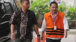 Anggota DPRD Kota Malang Suprapto berjalan memasuki gedung KPK, Jakarta, Rabu (18/4). Suprapto diperiksa sebagai tersangka dalam kasus dugaan suap terkait pembahasan APBD-P Pemerintahan Kota Malang TA 2015. (merdeka.com/Dwi Narwoko)