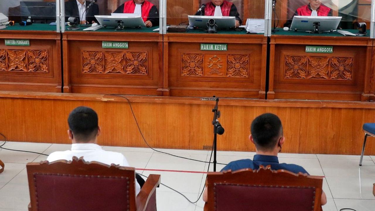 "Apa maksudnya ganti-ganti pelat palsu itu," tanya lagi hakim.