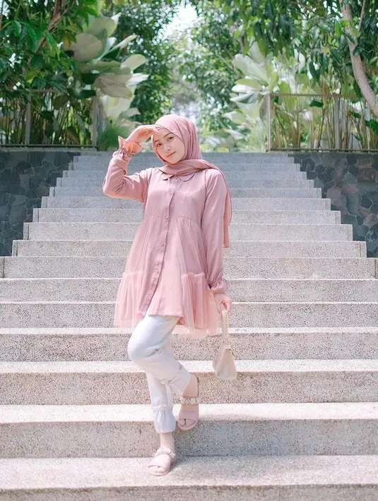 Coba pilih drop waist shirt. Busana dengan kerah dan detail ruffle di bagian bawah ini dapat membuatmu terlihat lebih proporsional. (Instagram/saritiw).